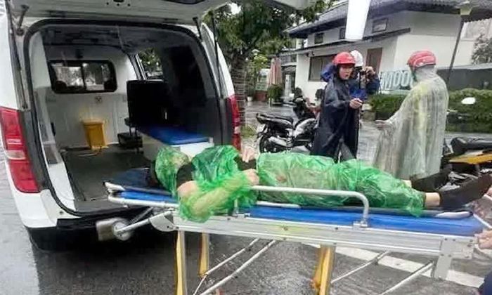 Xe cứu thương đến đưa người phụ nữ đi cấp cứu tại bệnh viện. Ảnh: Phạm Tâm