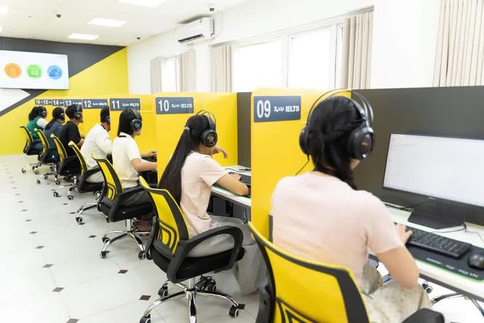 IELTS cho phép thi Viết trên giấy từ tháng 10/2026. Ảnh: IDP