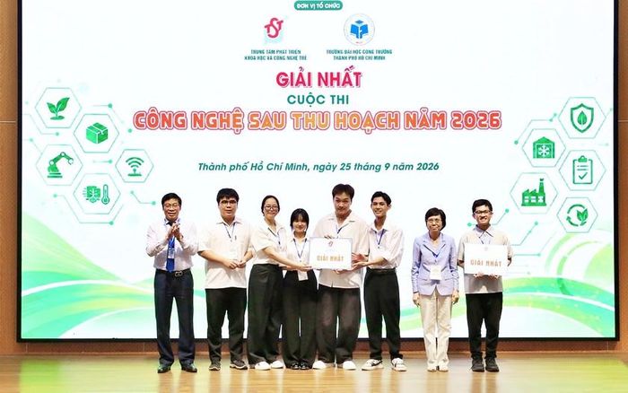 Ban Tổ chức trao giải cho các thí sinh đạt giải Nhất.