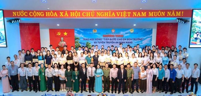 Ban tổ chức và các em sinh viên nhận học bổng tiếp sức em đến trường.