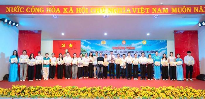 Phó Chủ tịch Thường trực Hội Khuyến học tỉnh Lâm Đồng Đỗ Hoàng Tuấn trao học bổng tiếp sức em đến trường cho các em sinh viên.