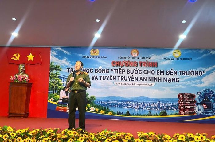 Cán bộ Phòng PA05 Công an tỉnh Lâm Đồng tuyên truyền về an ninh mạng tại chương trình.