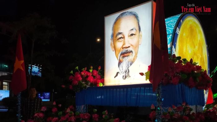 Lồng đèn chân dung Bác Hồ, điểm nổi bật trong Trung thu năm nay - (ảnh Ngọc Minh)