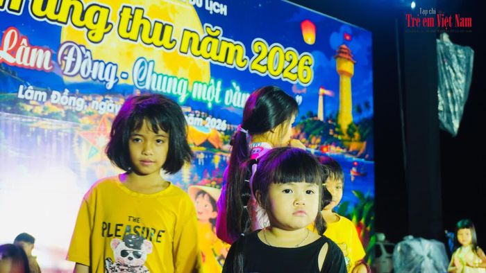 Các em nhỏ vua chơi sau giờ rước đèn - (ảnh Ngọc Minh)