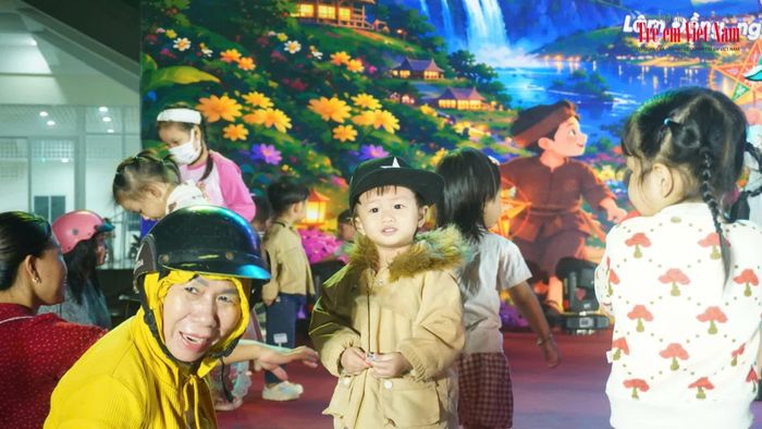 Người mẹ cùng con trai hào hứng tham gia hoạt đọng văn nghệ - (ảnh Ngọc Minh)