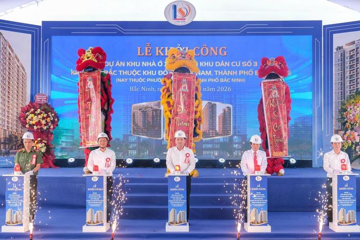 Các đại biểu thực hiện nghi lễ bấm nút khởi công Dự án khu nhà ở xã hội khu dân cư số 3 phường Đa Mai, thành phố Bắc Ninh (Ảnh NH).