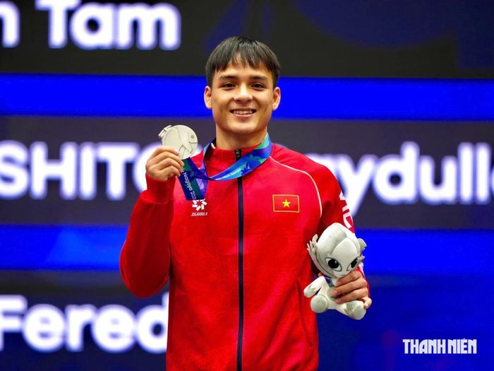 Võ sĩ Đinh Văn Tâm giành huy chương bạc môn Wushu.