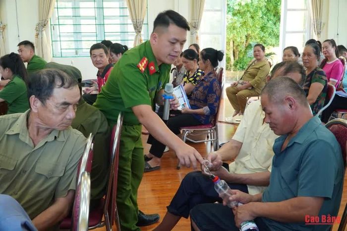 Công an phường Thục Phán hướng dẫn người dân nhận diện một số loại ma túy phổ biến hiện nay.