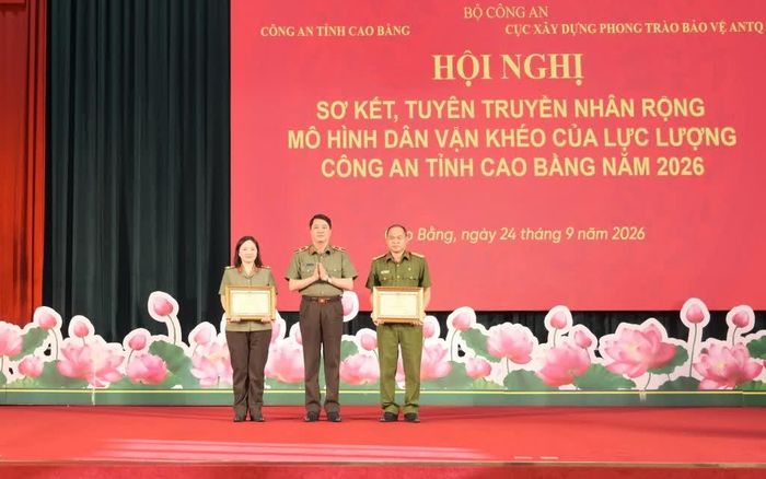 Thừa ủy quyền, lãnh đạo Cục Xây dựng phong trào bảo vệ an ninh Tổ quốc trao bằng khen của Bộ trưởng Bộ Công an cho các tập thể, cá nhân.