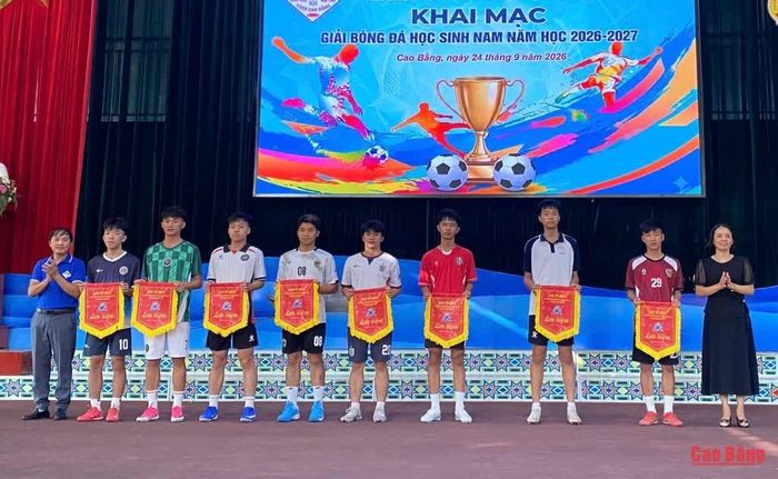 Lãnh đạo Trường Phổ thông Dân tộc nội trú tỉnh trao cờ lưu niệm cho các đội bóng tham gia giải.