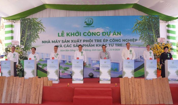 Chủ tịch UBND tỉnh Lê Hải Hòa cùng các đại biểu thực hiện nghi thức khởi công Dự án Nhà máy sản xuất phôi tre ép công nghiệp và các sản phẩm từ tre tại xã Bạch Đằng.
