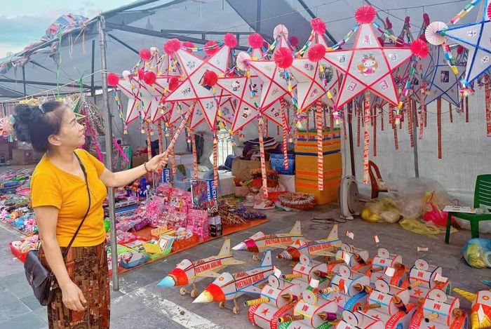 Những chiếc đèn Trung thu truyền thống được lưu giữ qua nhiều mùa trăng tròn, góp phần giữ hồn Tết Trung thu Việt.
