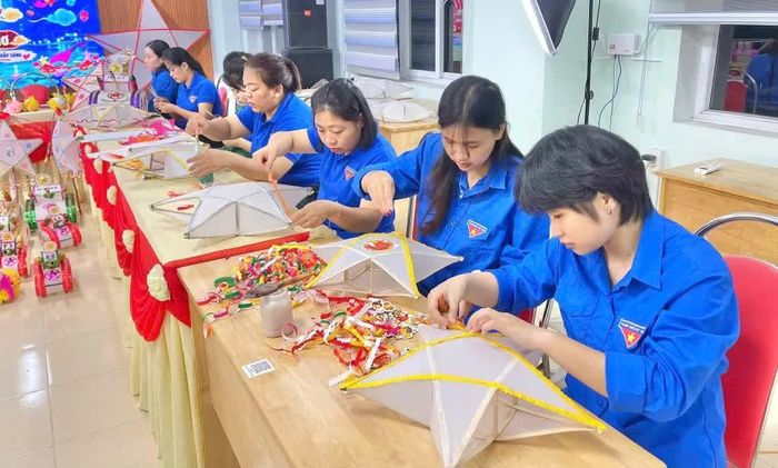 Đoàn viên phường Nùng Trí Cao chung tay làm đèn Trung thu, trao gửi niềm vui đến thiếu nhi hoàn cảnh khó khăn.