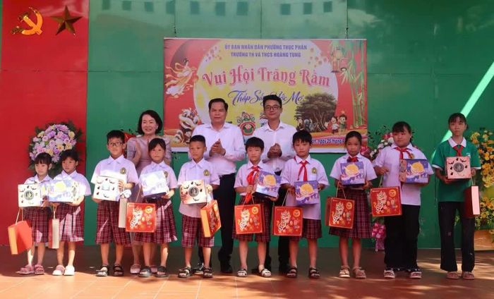 Đoàn công tác của tỉnh và phường Thục Phán tặng quà học sinh hoàn cảnh đặc biệt khó khăn của Trường Tiểu học và THCS Hoàng Tung.