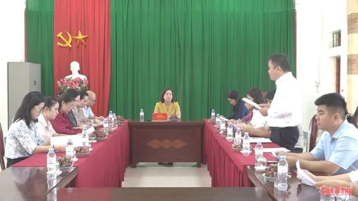 Phó Chủ tịch UBND tỉnh Hà Nhật Lệ làm việc với Trường Phổ thông nội trú Tiểu học và THCS Hạ Lang.