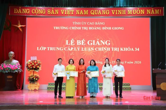 Lãnh đạo Trường Chính trị Hoàng Đình Giong trao giấy khen cho các học viên có thành tích xuất sắc trong học tập và rèn luyện.