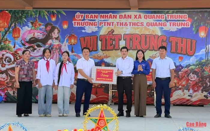 Phó trưởng đoàn chuyên trách Đoàn đại biểu Quốc hội tỉnh Dương Mạc Kiên tặng quà Trung thu Trường Phổ thông nội trú Tiểu học và THCS Quang Trung.