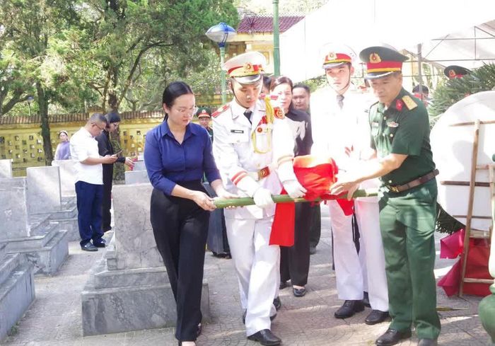 Cán bộ, chiến sĩ Bộ Chỉ huy Quân sự tỉnh và xã Đông Khê cất bốc, quy tập hài cốt liệt sĩ Triệu Văn Lẻm.