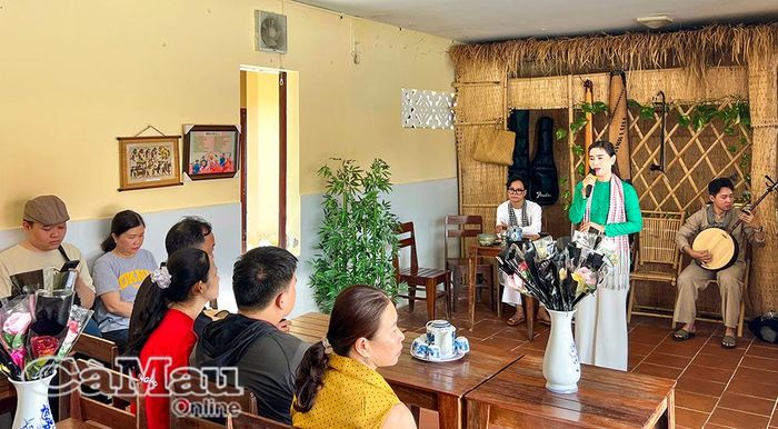 Người dân, du khách thưởng thức bản “Dạ cổ hoài lang” tại Khu Lưu niệm nghệ thuật đờn ca tài tử Nam Bộ và Nhạc sĩ Cao Văn Lầu.