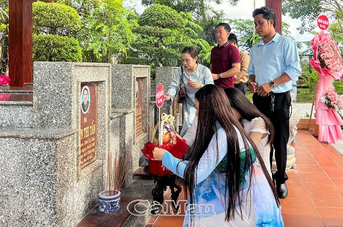 Nghệ sĩ Nhà hát Cao Văn Lầu dâng hương tưởng niệm tác giả bản “Dạ cổ hoài lang”.
