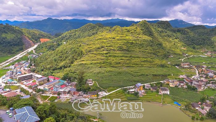 Ngay dưới chân Núi Rồng là hồ nước tự nhiên, người dân địa phương gọi là “mắt rồng”.