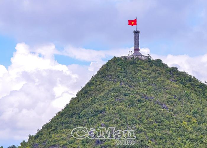 Quốc kỳ trên đỉnh cột cờ Lũng Cú tung bay kiêu hãnh giữa núi rừng Ðông Bắc.