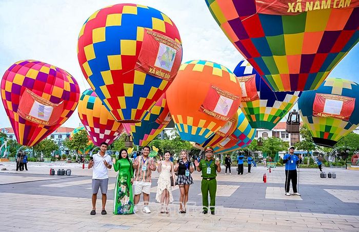 Ngày hội Văn hoá di sản và Lễ hội Khinh khí cầu tỉnh Cà Mau lần thứ I - năm 2026 thu hút du khách trong và ngoài tỉnh, tạo tiếng vang cho du lịch Cà Mau.