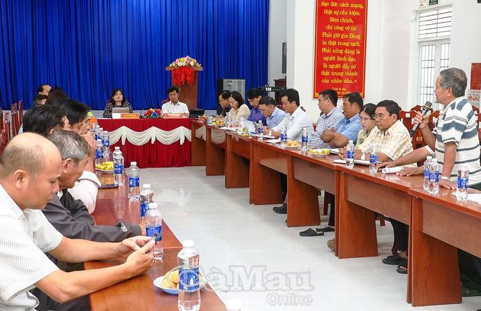 Đồng chí Nguyễn Thanh Hồng, Bí thư Chi bộ, kiêm Trưởng Ban công tác Mặt trận ấp Hiệp Điền, xã Đông Hải, trao đổi một số nội dung do Đoàn giám sát đặt ra.