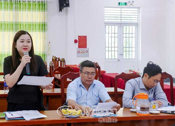 Thành viên Đoàn giám sát của Uỷ ban MTTQ Việt Nam tỉnh Cà Mau trao đổi về kết quả thực hiện dân chủ ở cơ sở tại xã Đông Hải.