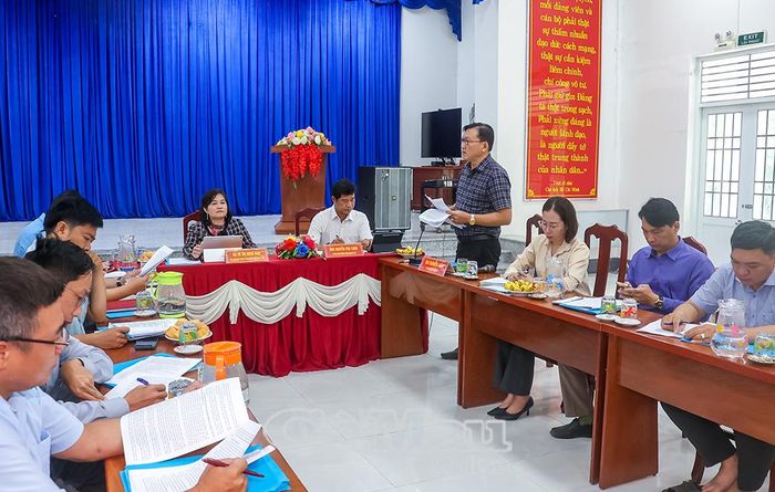 Phó Chủ tịch UBND xã Đông Hải Trương Hà Giang báo cáo kết quả thực hiện dân chủ ở cơ sở tại địa phương.