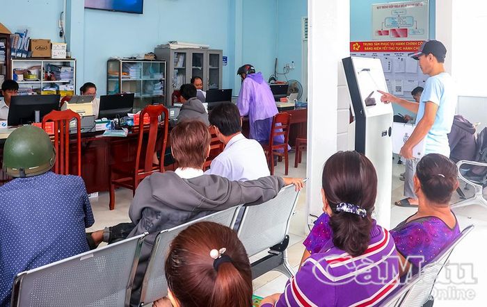 Trung tâm Phục vụ hành chính công xã Đông Hải phục vụ tốt người dân, tiếp nhận và giải quyết đúng hạn hồ sơ..
