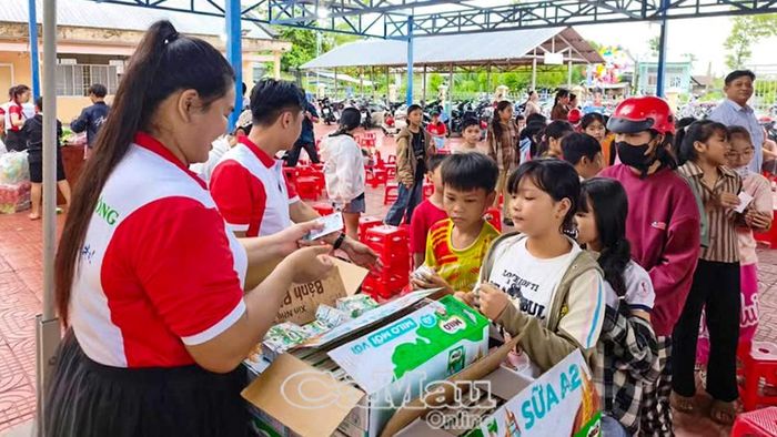 Các em nhỏ vui mừng nhận sữa, quà bánh trong chương trình “Trăng Rằm Đất Mũi” tại Trường Tiểu học Phú Hưng (Xã Lương Thế Trân).