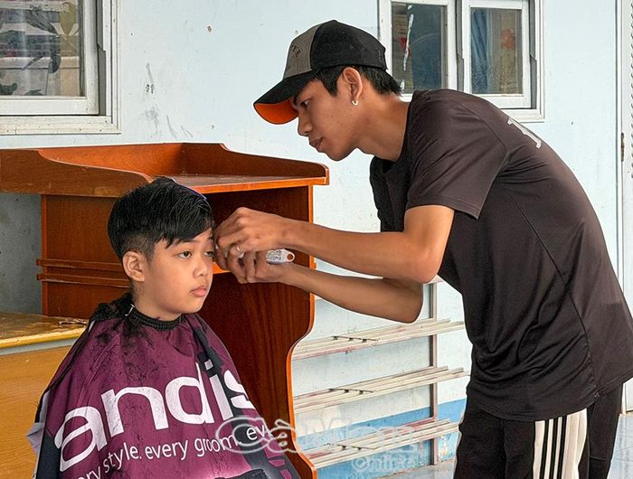 Các em học sinh còn được 