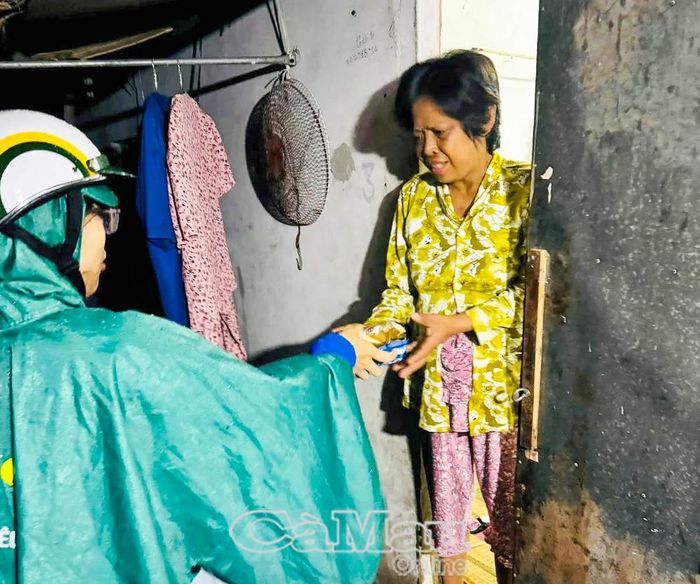 TÌnh nguyện viên chương trình trao quà Trung thu tại “hẻm chạy thận” (phường Tân Thành).