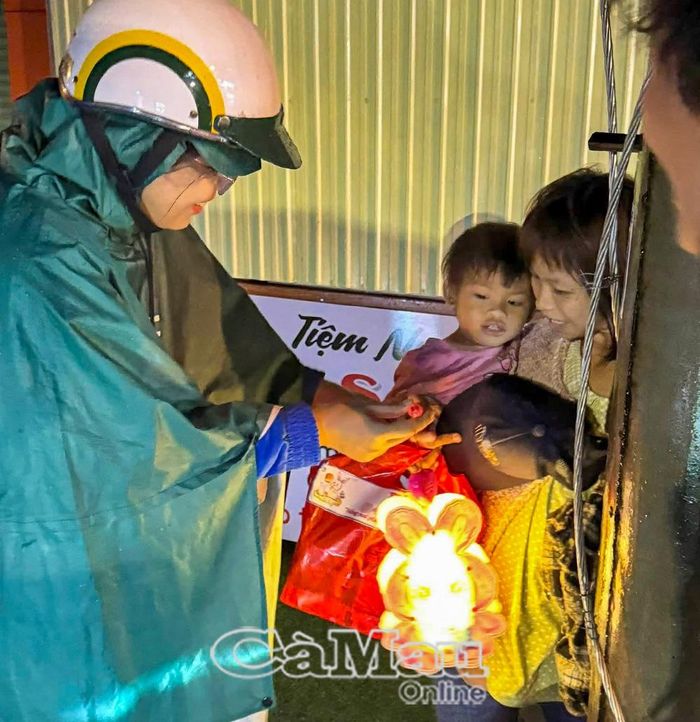 Không quản ngại mưa nặng hạt, các thành viên trong đoàn vẫn đi đến từng nơi trao quà Trung thu cho trẻ.