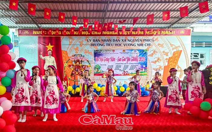 Tiết mục văn nghệ do học sinh Trường Tiểu học Vương Nhị Chi (Xã Nguyễn Phích) biểu diễn tại chương trình "Vui hội trăng Rằm - Lan toả yêu thương 2026".