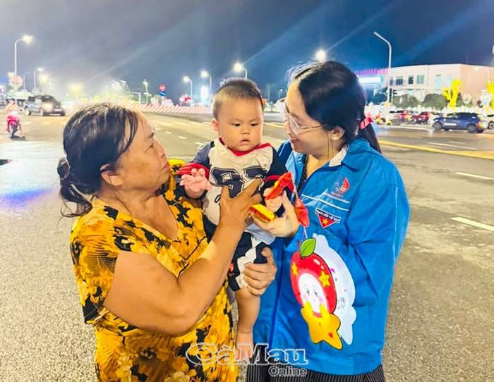 Phó Bí thư Tỉnh đoàn, Chủ tịch Hội Sinh viên Việt Nam tỉnh Cà Mau Nguyễn Trang Anh Thư trao quà Trung thu cho trẻ em.