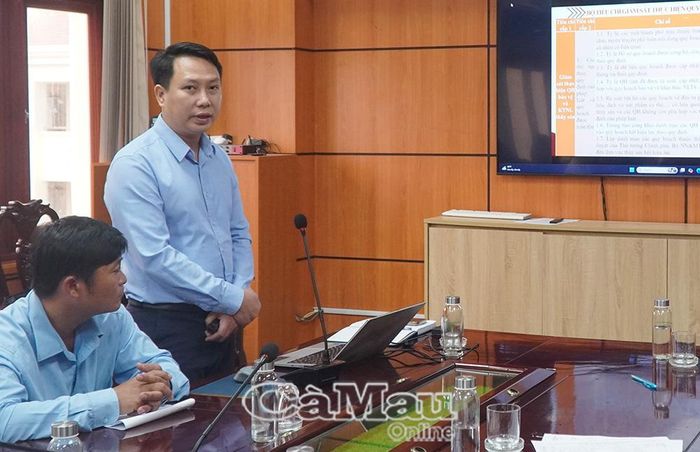 Thạc sĩ Nguyễn Bá Hoài, Phó Giám đốc Trung tâm Phát triển cộng đồng nông thôn, Viện Quy hoạch và Thiết kế nông nghiệp (Bộ NN&MT), trình bày dự thảo Bộ tiêu chí và hướng dẫn sử dụng.