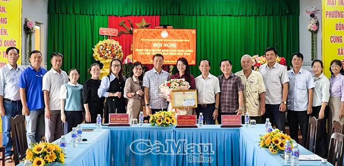 Lãnh đạo Ban Tuyên giáo Tỉnh uỷ, lãnh đạo phường và đại biểu chụp ảnh lưu niệm cùng đồng chí Thạch Thị Hoa.