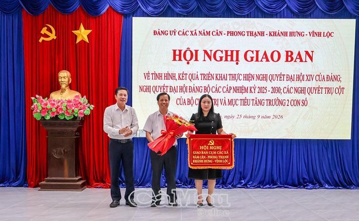 Trưởng ban Nội chính Tỉnh uỷ Trần Hữu Phước tặng hoa đơn vị xã Năm Căn và xã Phong Thạnh nhận cờ đăng tai tổ chức hội nghị giao ban tiếp theo.