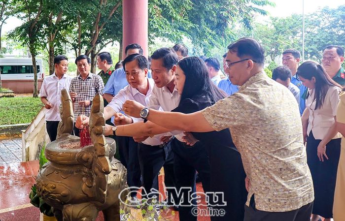 Trưởng ban Nội chính Tỉnh uỷ Trần Hữu Phước cùng lãnh đạo các xã thắp hương tại Nhà bia ghi danh các anh hùng liệt sĩ trong Khu Di tích quốc gia Ban Ấn loát đặc biệt Nam Bộ.
