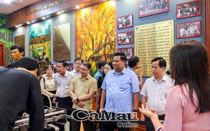  Các đại biểu tham quan tại Nhà trưng bày truyền thống trong Khu Di tích quốc gia Ban Ấn loát đặc biệt Nam Bộ.