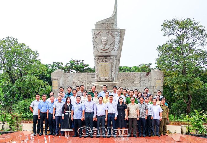  Đại biểu chụp hình lưu niệm tại Khu Di tích quốc gia Ban Ấn loát đặc biệt Nam Bộ.