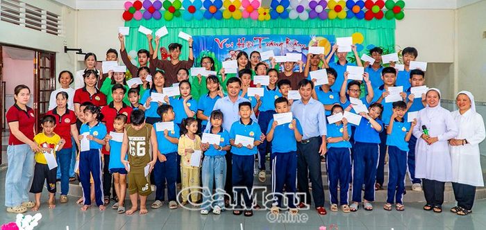 Trước đó, UBND tỉnh và UBND phường An Xuyên hỗ trợ 140 suất quà, mỗi suất 300 ngàn đồng, cho trẻ em tại Trung tâm Dạy trẻ khuyết tật - mồ côi Nhân Ái.