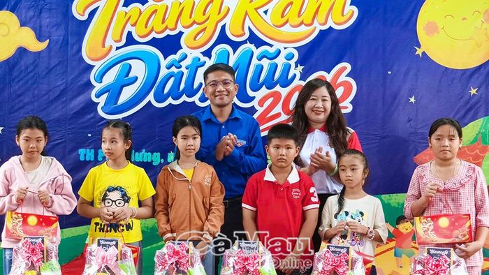 Phó Bí thư Tỉnh đoàn Trần Đăng Khoa và Phó Chủ tịch Hội Chữ thập đỏ tỉnh Hồ Quý Nhi trao quà Trung thu cho các em có hoàn cảnh khó khăn tại Trường Tiểu học Phú Hưng B.