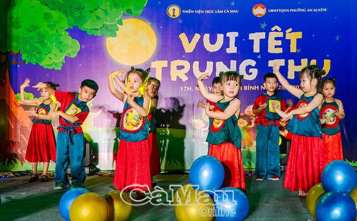 Các em thiếu nhi biểu diễn văn nghệ, tạo không khí rộn ràng trong đêm hội Trung thu.