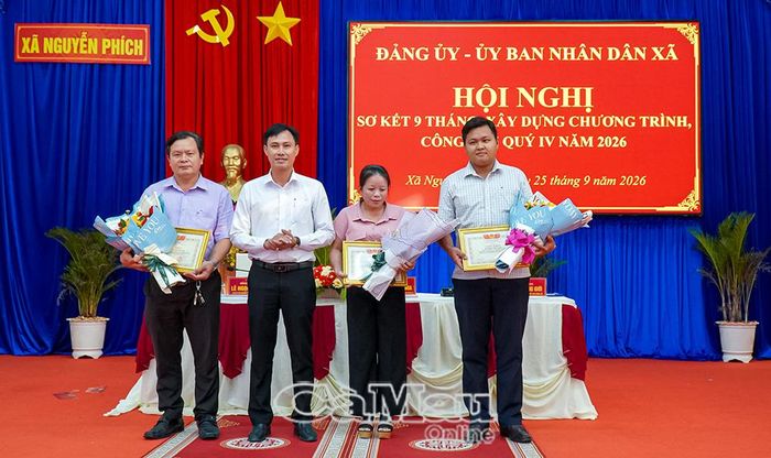 Phó Chủ tịch UBND Xã Nguyễn Phích Huỳnh Hoàng Tương trao khen thưởng cho các cá nhân có thành tích xuất sắc.