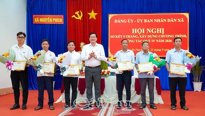Đồng chí Đỗ Hoàng Giới, Chủ tịch UBND Xã Nguyễn Phích, trao khen thưởng cho các tập thể có thành tích xuất sắc trong phong trào thi đua phát triển kinh tế - xã hội 9 tháng đầu năm 2026.