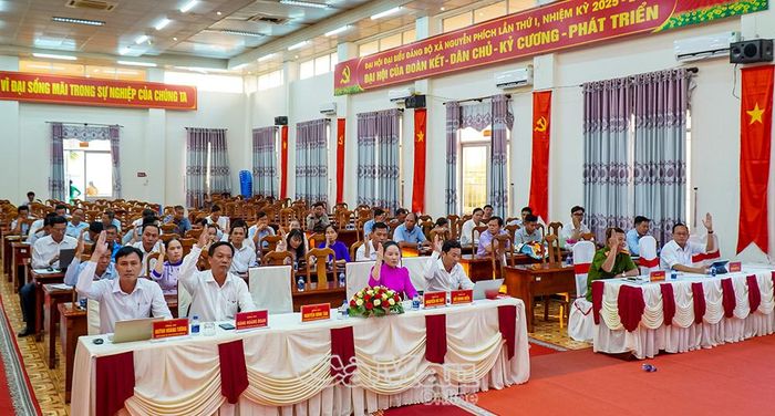 100% đại biểu thống nhất thông qua báo cáo công tác chỉ đạo, điều hành của UBND xã 9 tháng năm 2026 và phương hướng, nhiệm vụ 3 tháng cuối năm.