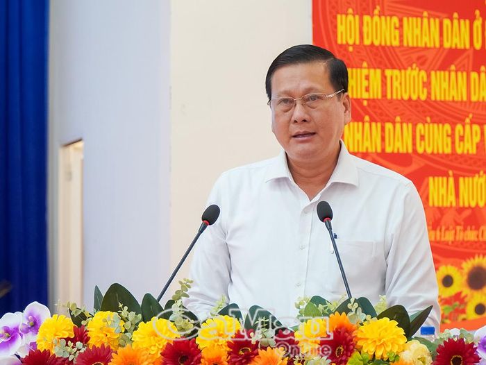 Đồng chí Đỗ Hoàng Giới, Chủ tịch UBND Xã Nguyễn Phích, báo cáo công tác chỉ đạo, điều hành 9 tháng đầu năm 2026.